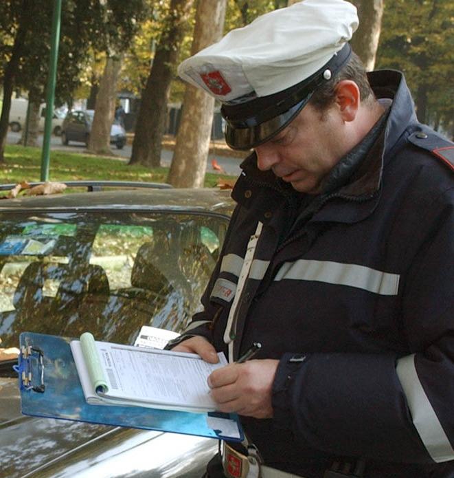 Aggredì vigile urbano con la spranga rimesso in libertà dopo due giorni