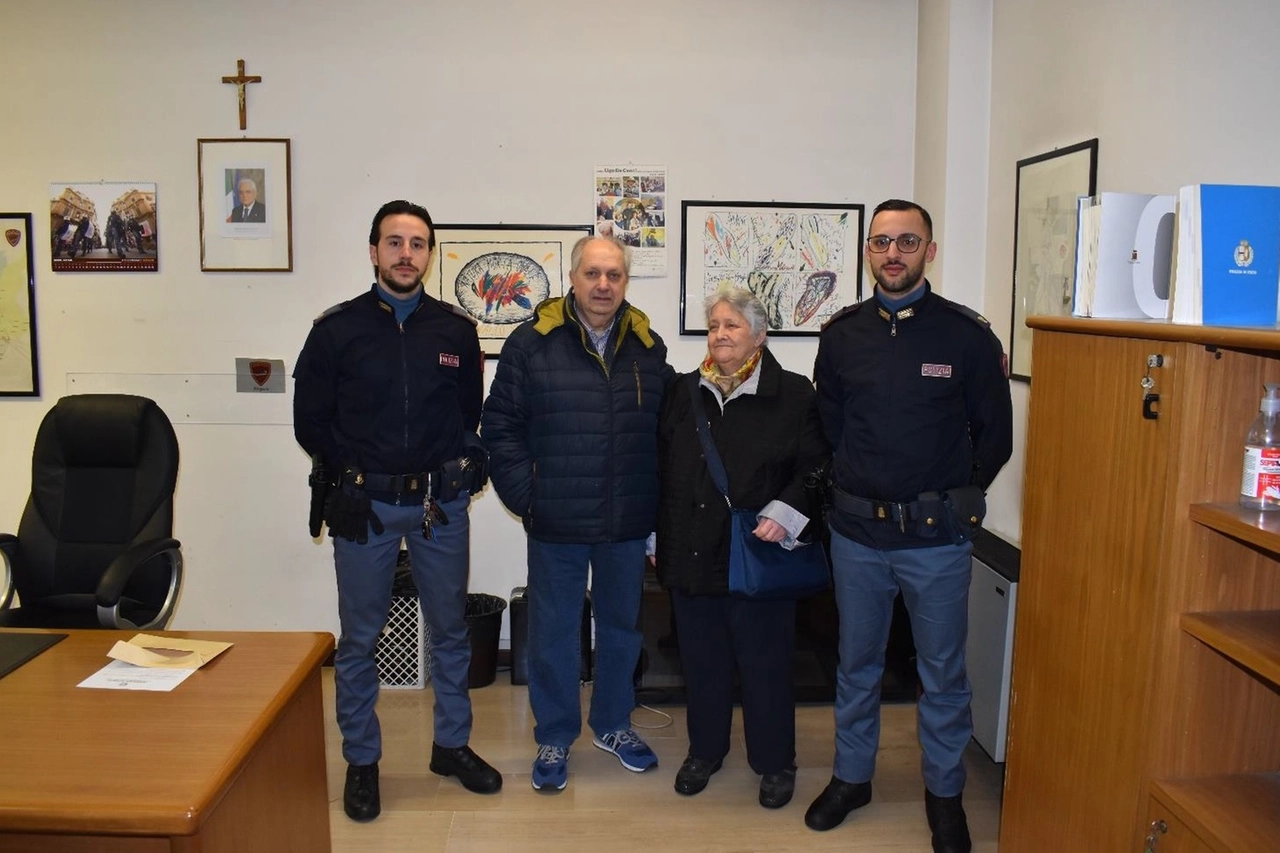 La signora non ha esitato a chiamare la polizia anziché tenersi il denaro