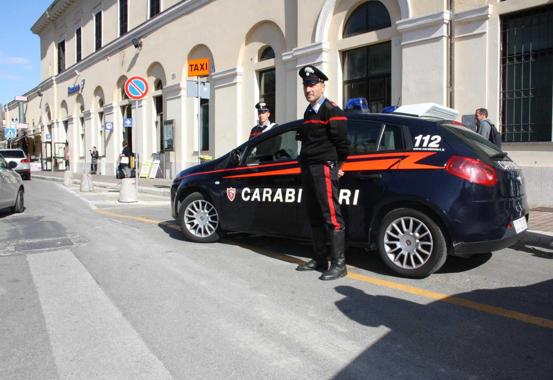 Aggredisce capotreno e carabinieri