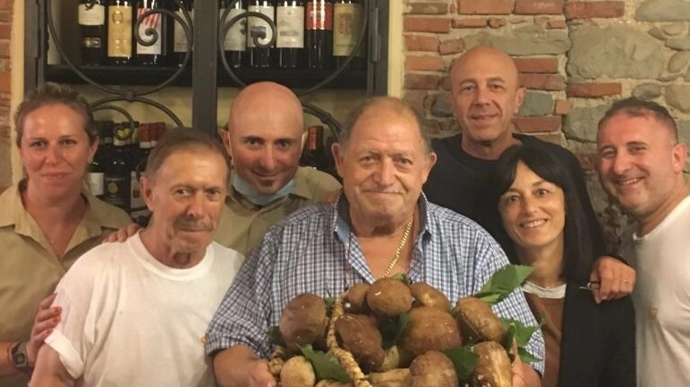 Giuliano "Nerone" Giampieri (al centro) con la sua famiglia e lo staff della trattoria