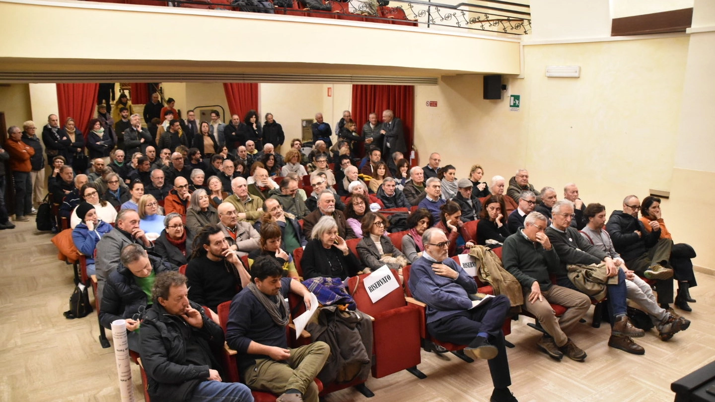 Platea e galleria del teatro "Salvini" di Pitigliano gremite di persone per l’assemblea pubblica sul progetto di aprco eolico