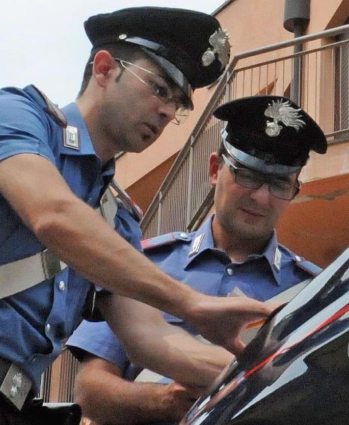 Picchia La Moglie E Le Sbatte La Testa Contro La Porta A Vetri Della Camera