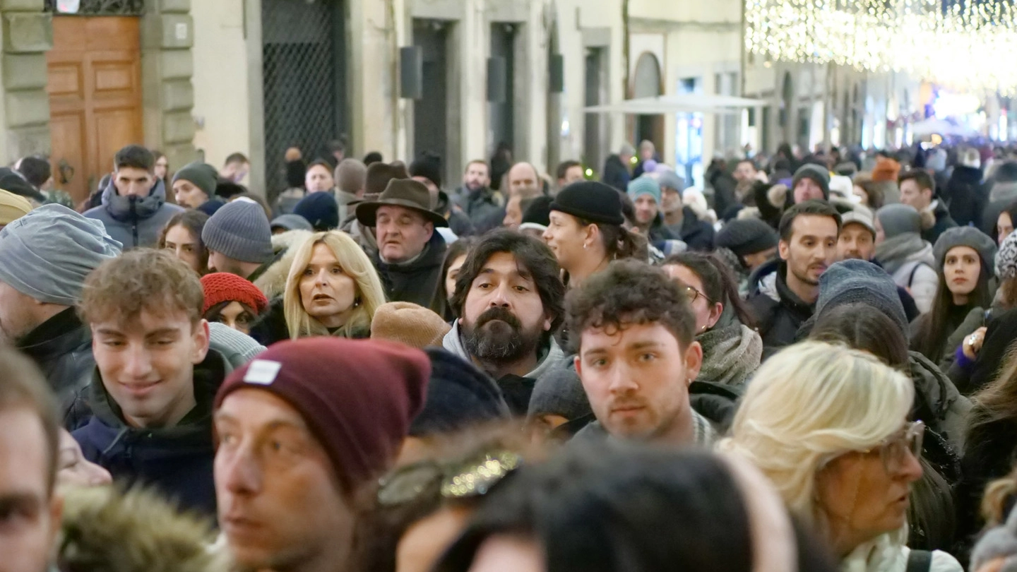 Folla in centro: le festività natalizie sono nel clou