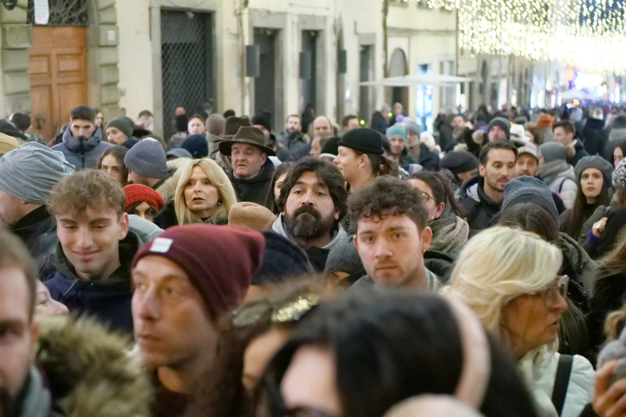 Folla in centro: le festività natalizie sono nel clou