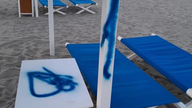 I vandali con lo spray  Imbrattati tende e tavoli  "Questo non è turismo"