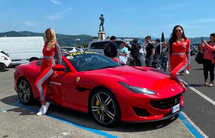 Firenze, tutti pazzi per le supercar al Piazzale Michelangelo