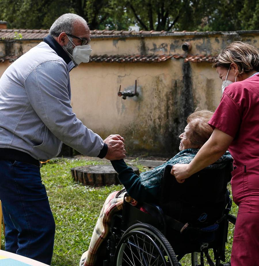 Lacrime E Un Mazzo Di Fiori La Rsa Riapre Ai Parenti