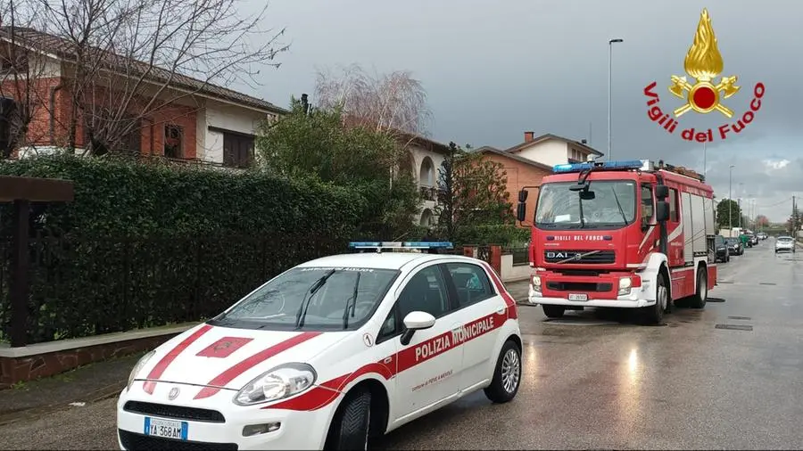 Fulmine colpisce il tetto di una casa, soffitta in fiamme