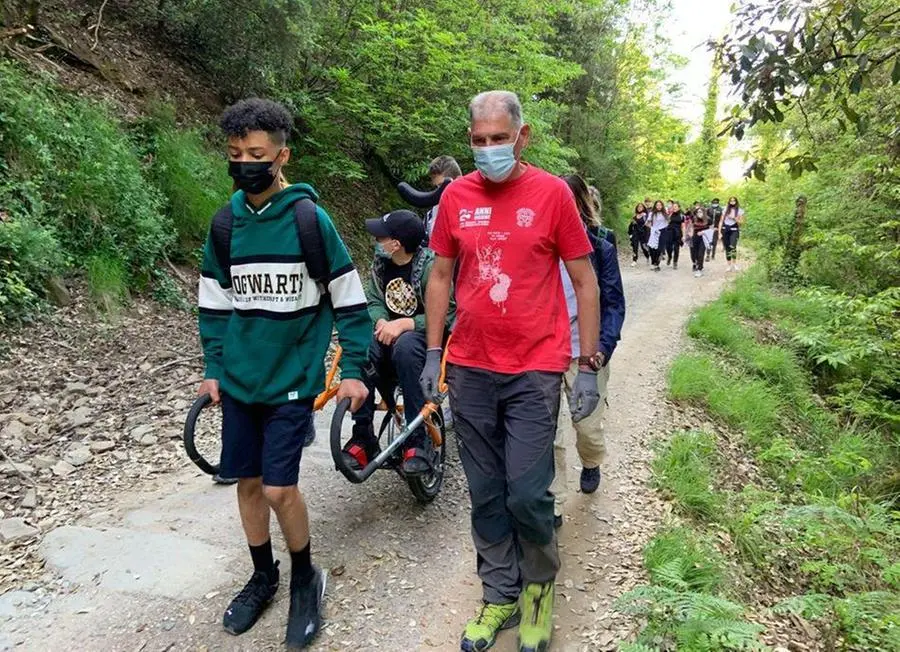 Ragazzi a scuola di escursionismo