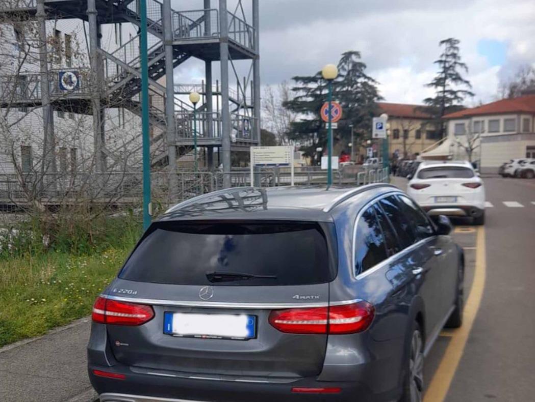 Auto nei parcheggi per le ambulanze Ospedale i furbetti del posto