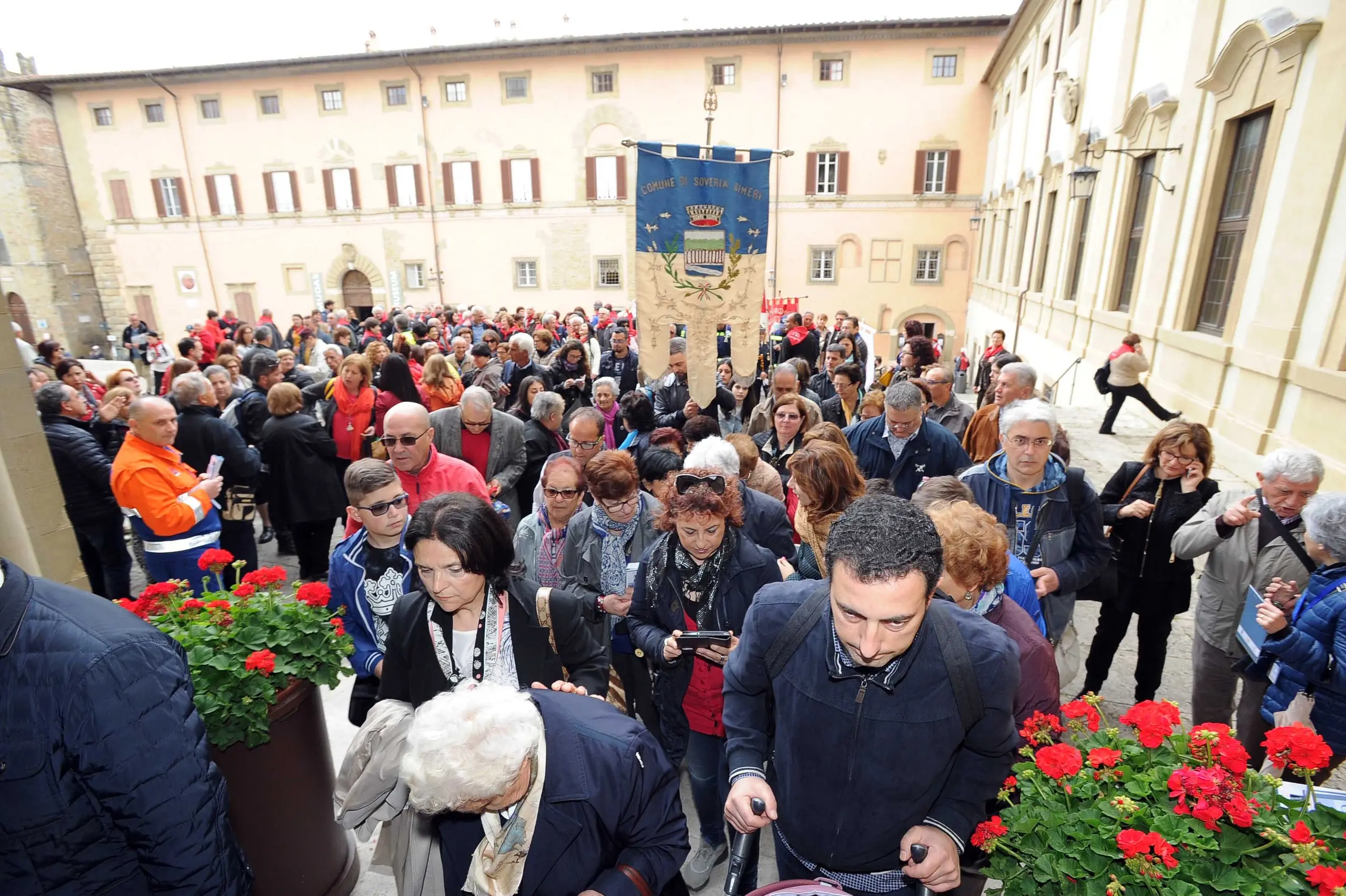 I mille di S.Donato: 10 ore di bus, la pioggia, la festa, la spallata del Cardinale