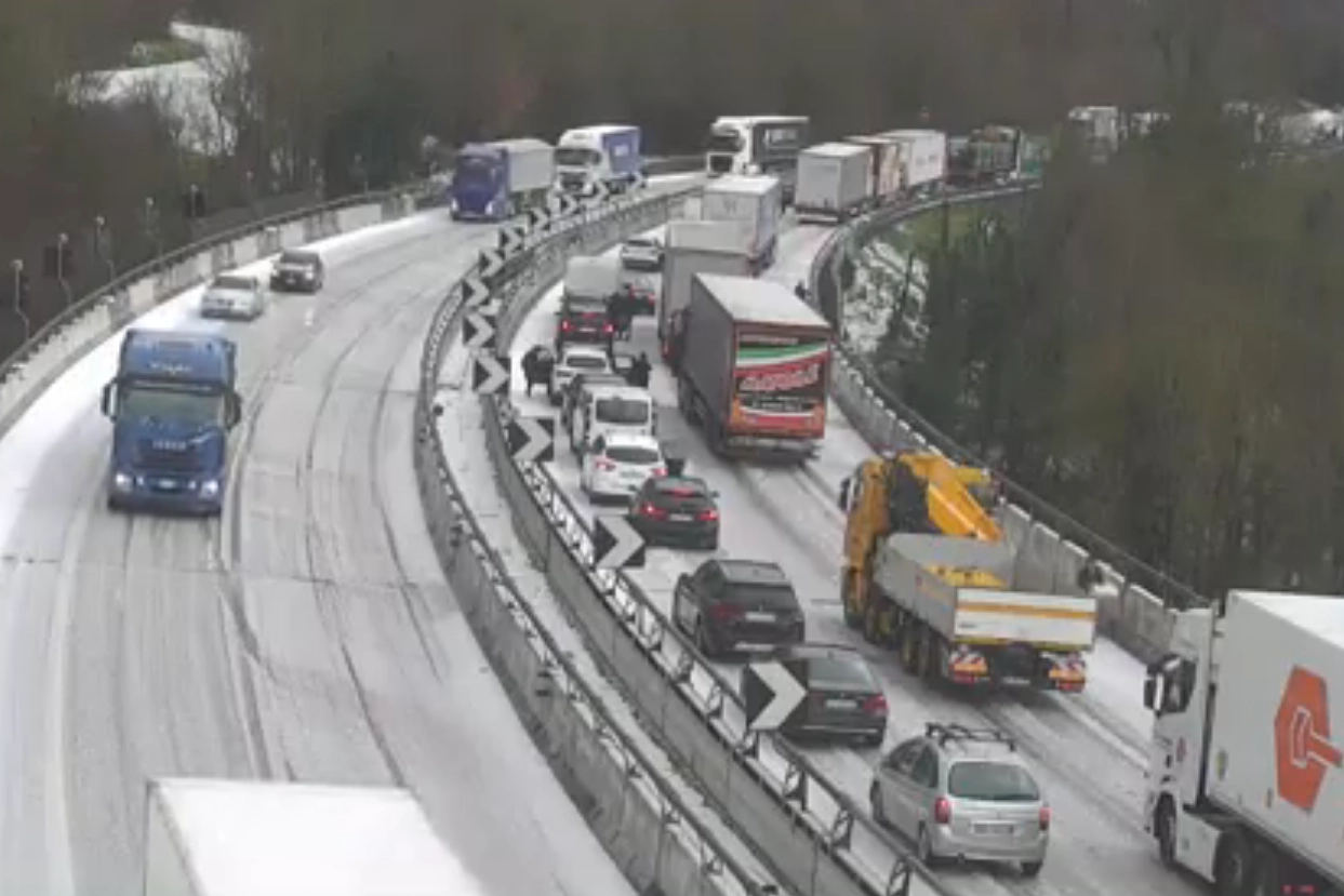 Grandine in autostrada A1 tra Arezzo e Valdarno