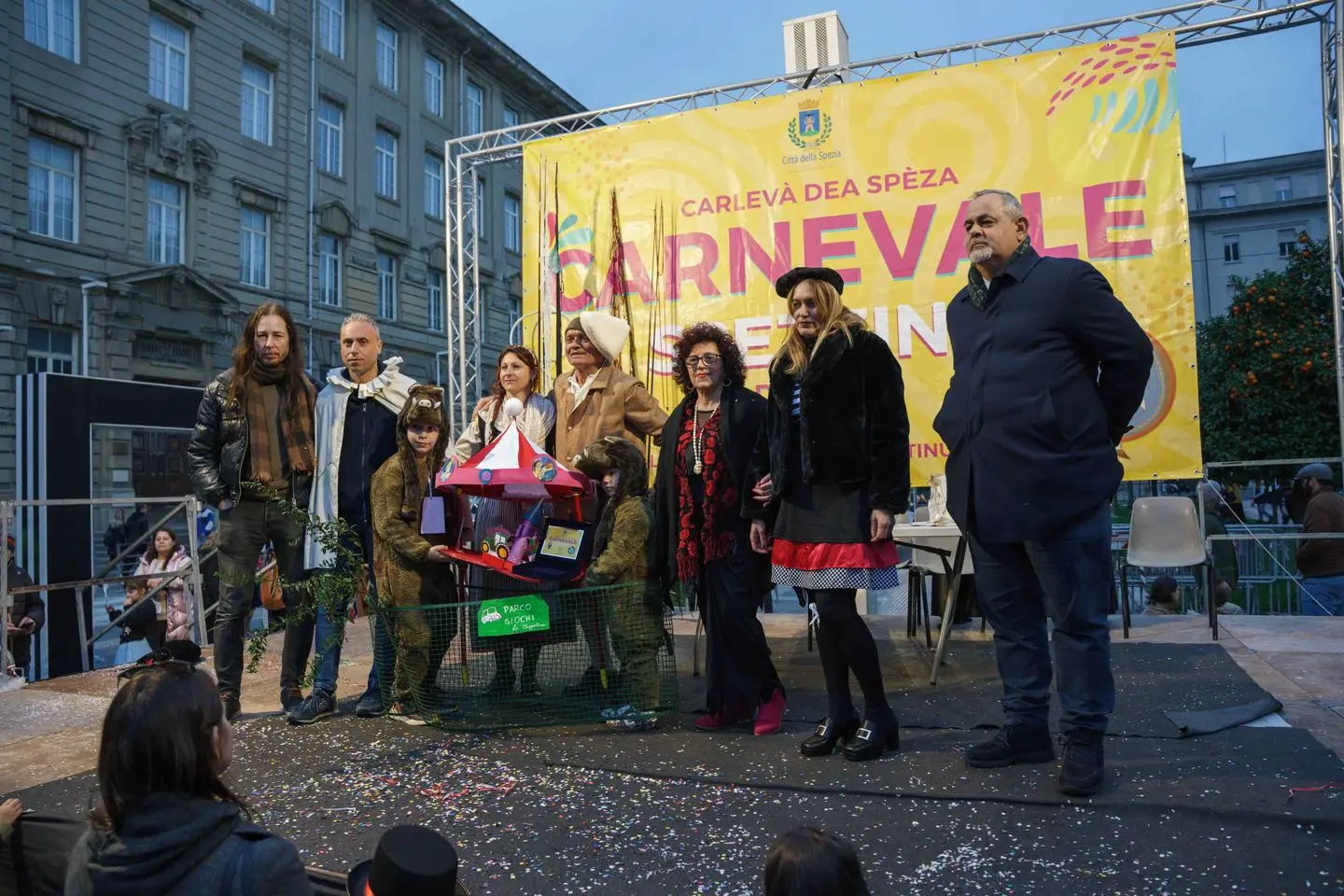 Donne, uomini e una maschera bianca per dire 'no' alla violenza - Città  della Spezia