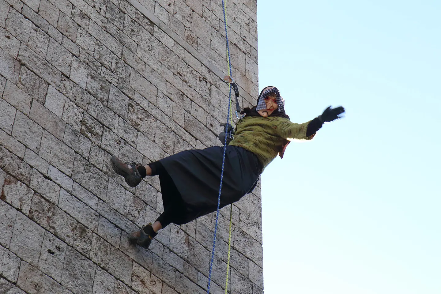 Befana in moto, di corsa o dal campanile. Una festa per tutti i gusti / FOTO E VIDEO