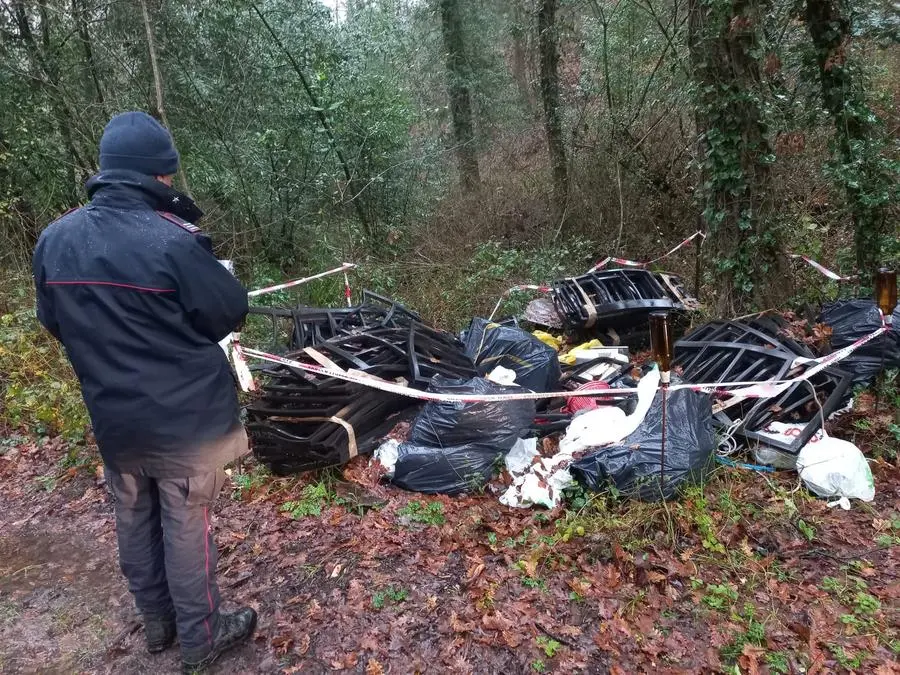 Dopo i lavori di ristrutturazione, abbandonano i rifiuti nel bosco: denunciata ditta edile