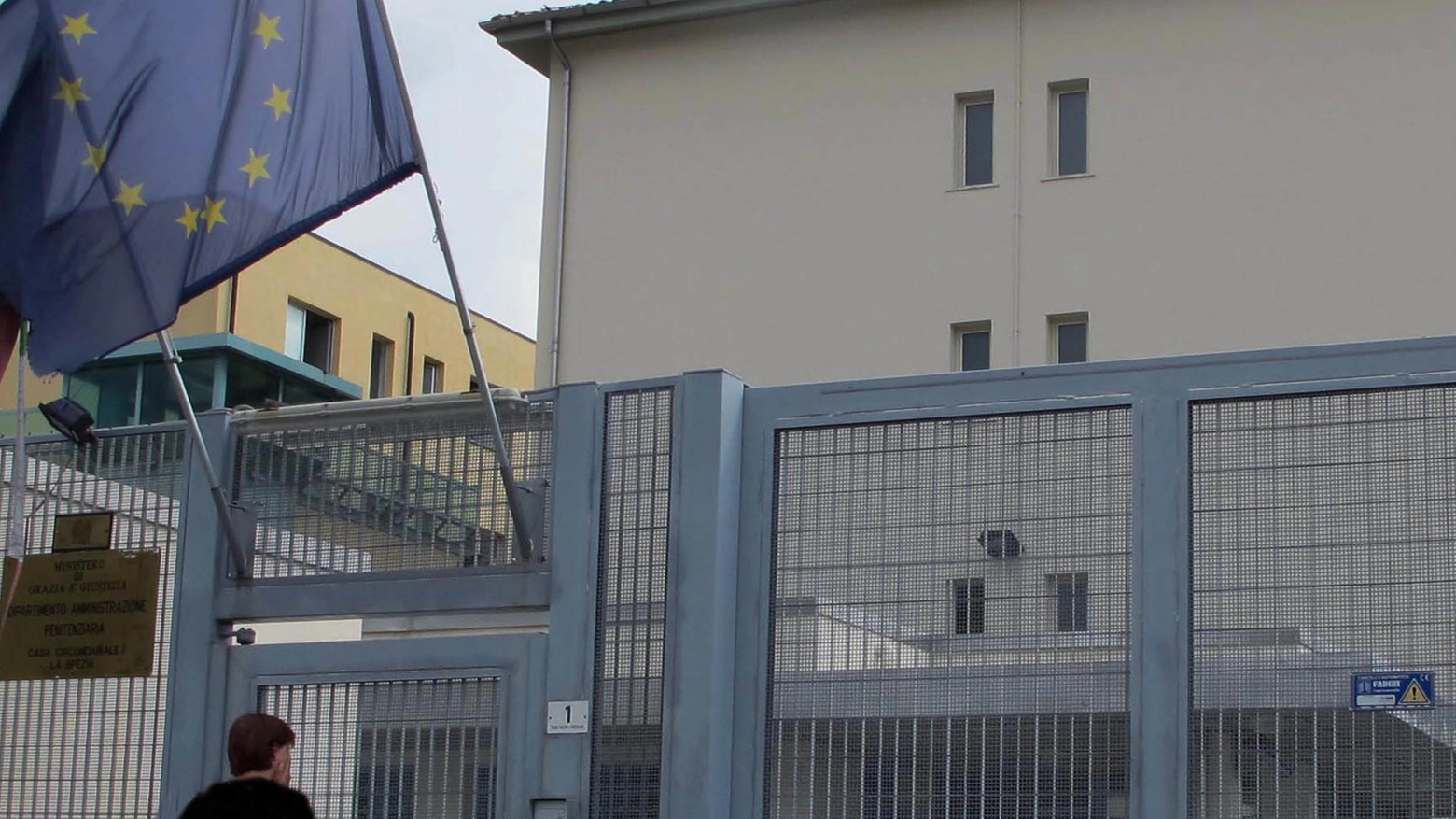 Fuoco e paura in carcere   Detenuto incendia la cella  Scatta l’evacuazione