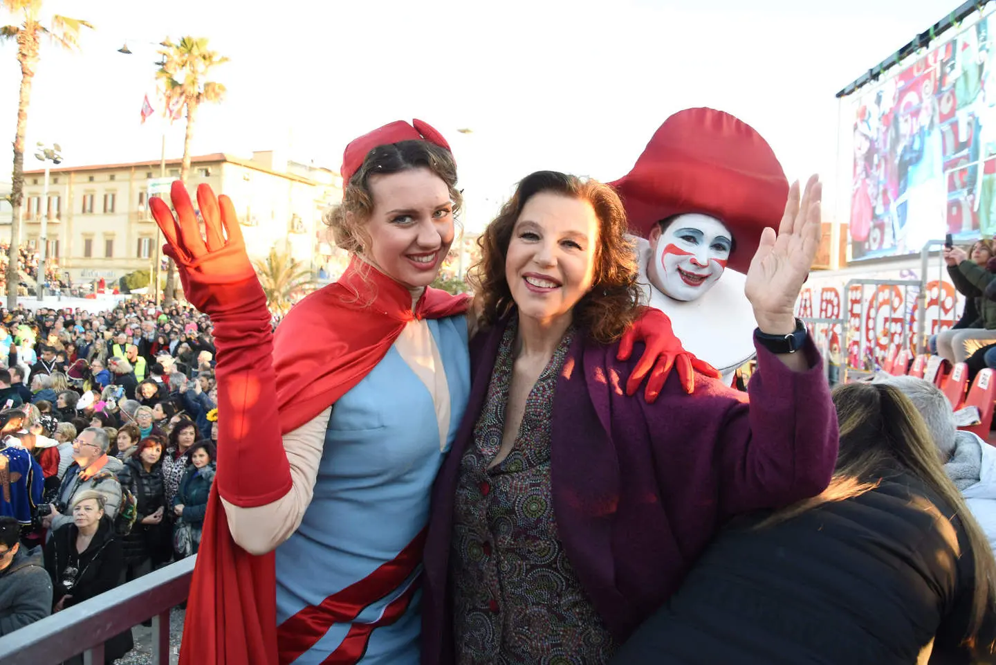 Carnevale di Viareggio, terzo corso mascherato: festa e colori, Stefania Sandrelli madrina