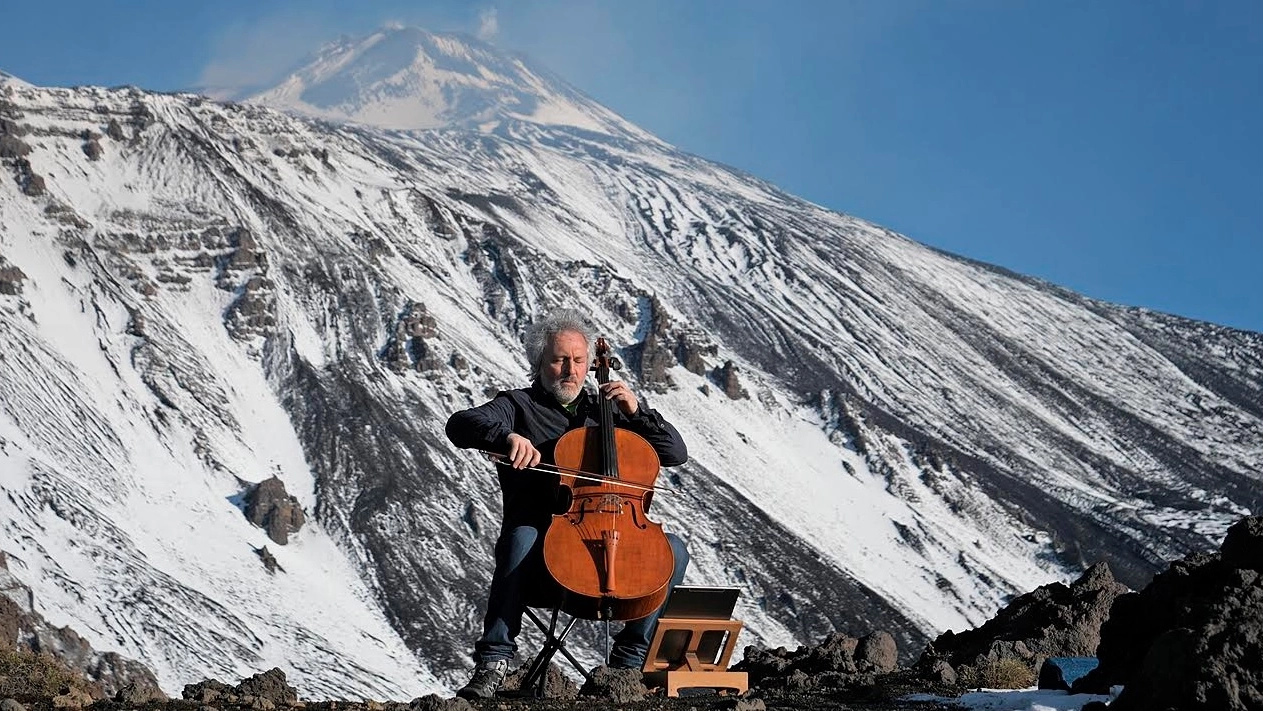 Mario Brunello durante un concerto sull’Etna. L’amore per l’ambiente guida le scelte artistiche del violoncellista