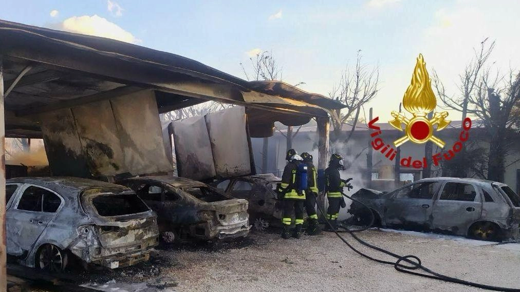 Auto divorate dalle fiamme. L’incendio in un parcheggio. Paura per un veicolo a Gpl