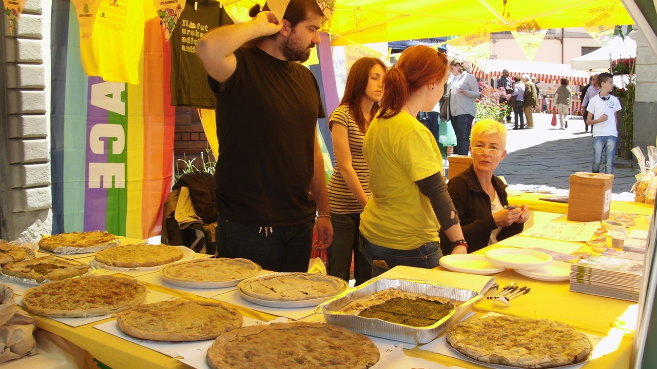 Uno stand gastronomico con le torte d’erbi (foto di repertorio)