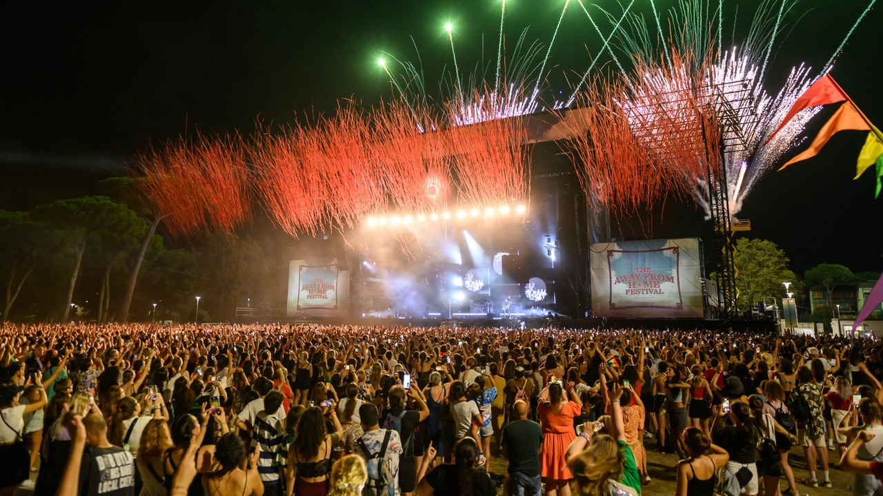 Louis Tomlinson in concerto a Bussoladomani, fan in delirio tra code infinite e fuochi d’artificio