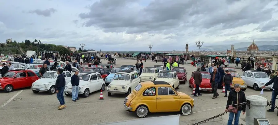 Fiat 500 storiche, il raduno a Pietrasanta