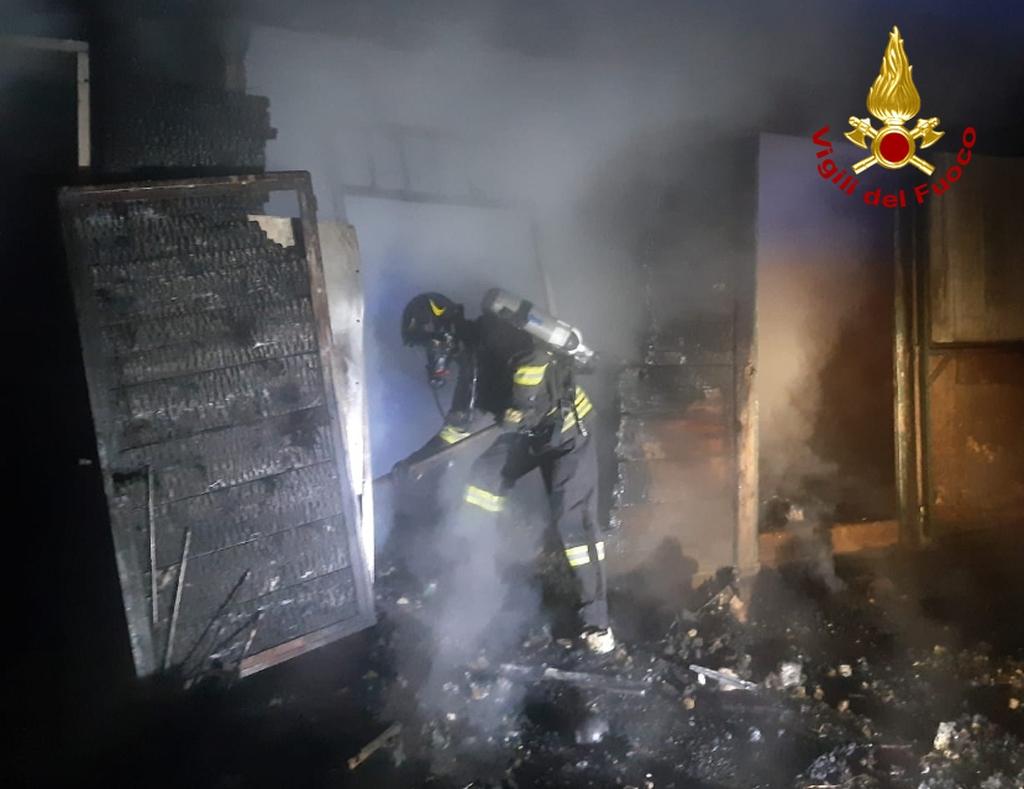 Staggia, Incendio In Un Maneggio. Tre Intossicati, Gli Animali In Salvo