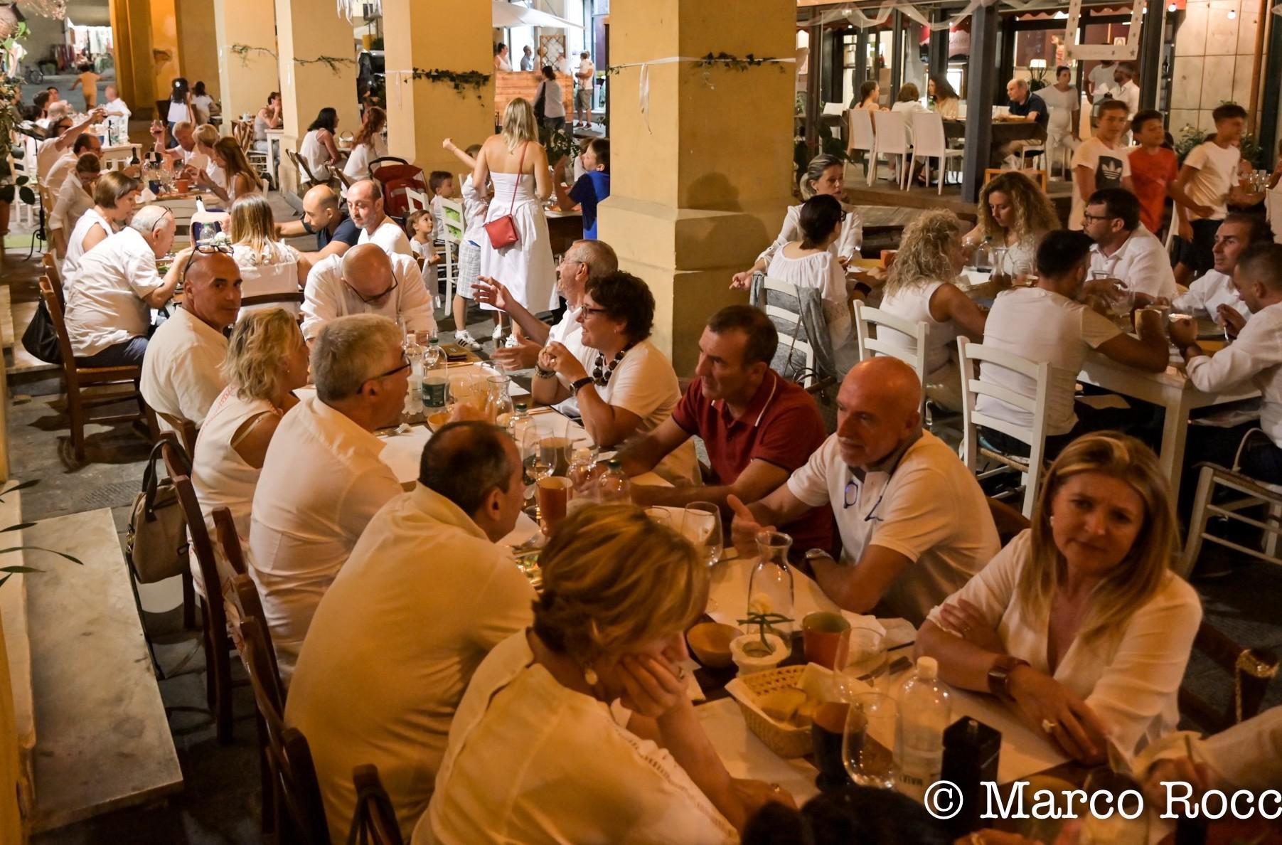 Torna La Cena Destate In Bianco Appuntamento Stasera In Centro