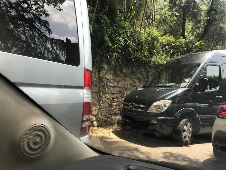 Contromano In Via Di Maiano, Pulmino Causa Incidente