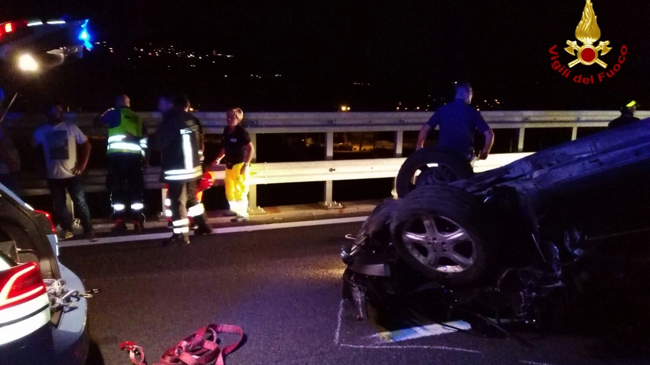 Incidente sulla bretella, un uomo vola giù dal cavalcavia