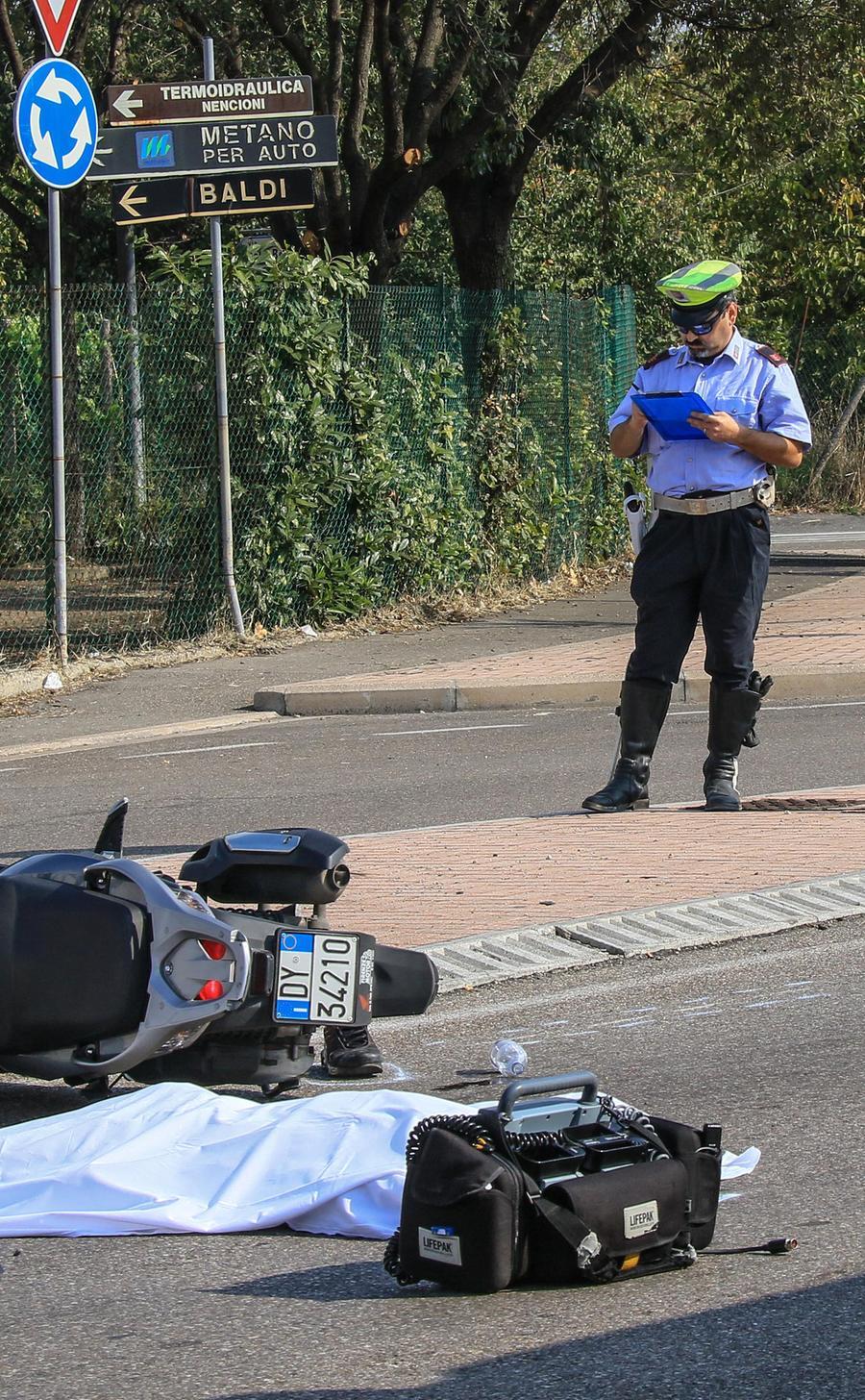 Si Schianta Con Lo Scooter Contro Un Manufatto Di Cemento E Muore