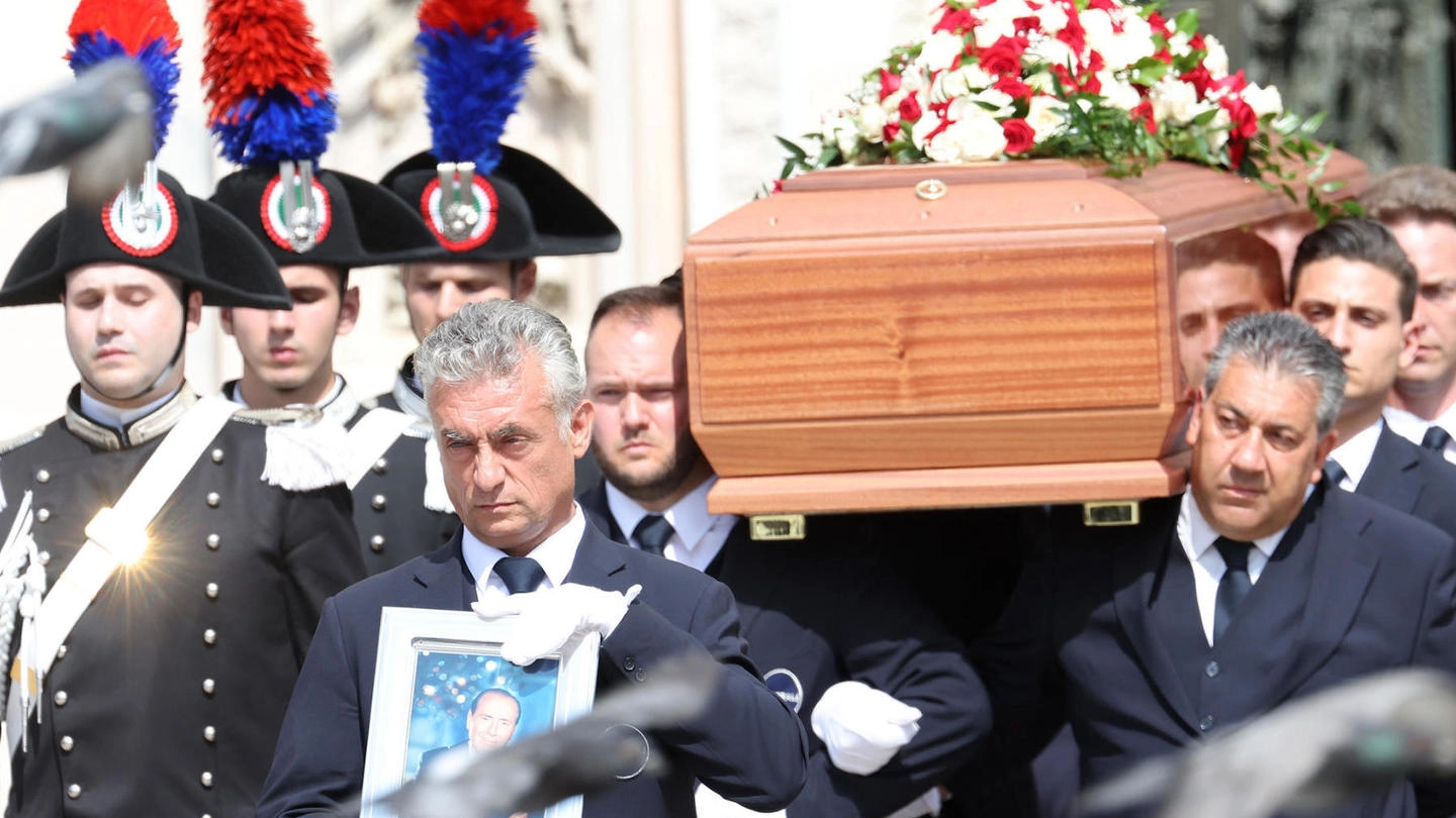 La bara di Silvio Berlusconi portata fuori dal Duomo di Milano dopo il funerale