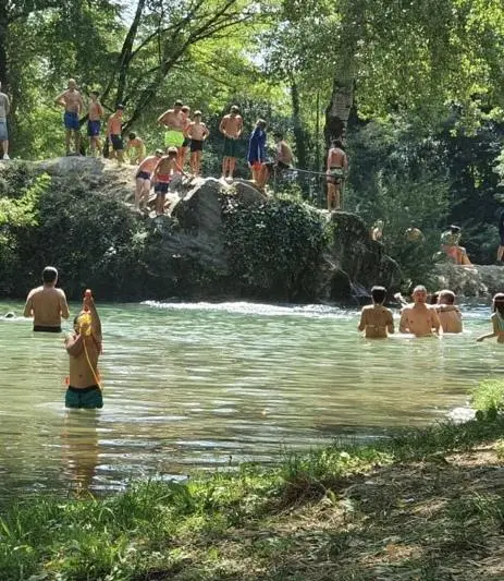 Il mare dei casentinesi L'assalto anti-afa del weekend: il parco fluviale  di Stia come Rimini