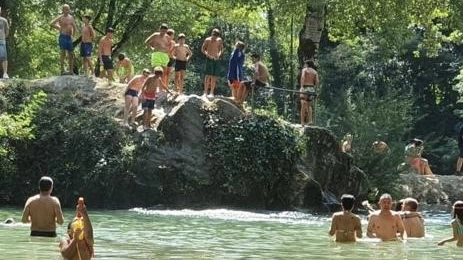 Il "mare dei casentinesi"  L’assalto anti-afa del weekend:  il  parco fluviale di Stia come Rimini