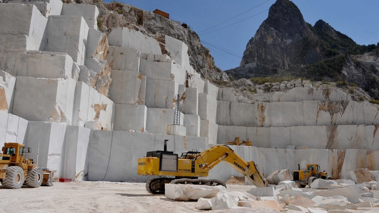  Una cava sulle Alpi Apuane