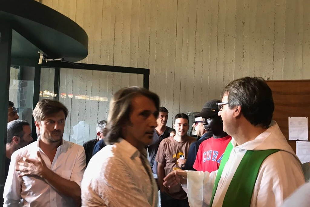 I militanti di Forza Nuova entrano in chiesa, don Biancalani li accoglie