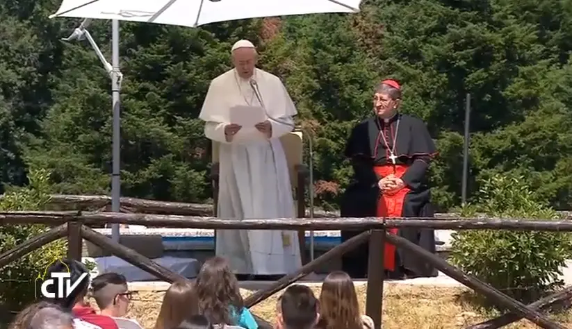 Papa Francesco rende omaggio a don Milani: "Ha dato parola e dignità ai poveri" / DIRETTA