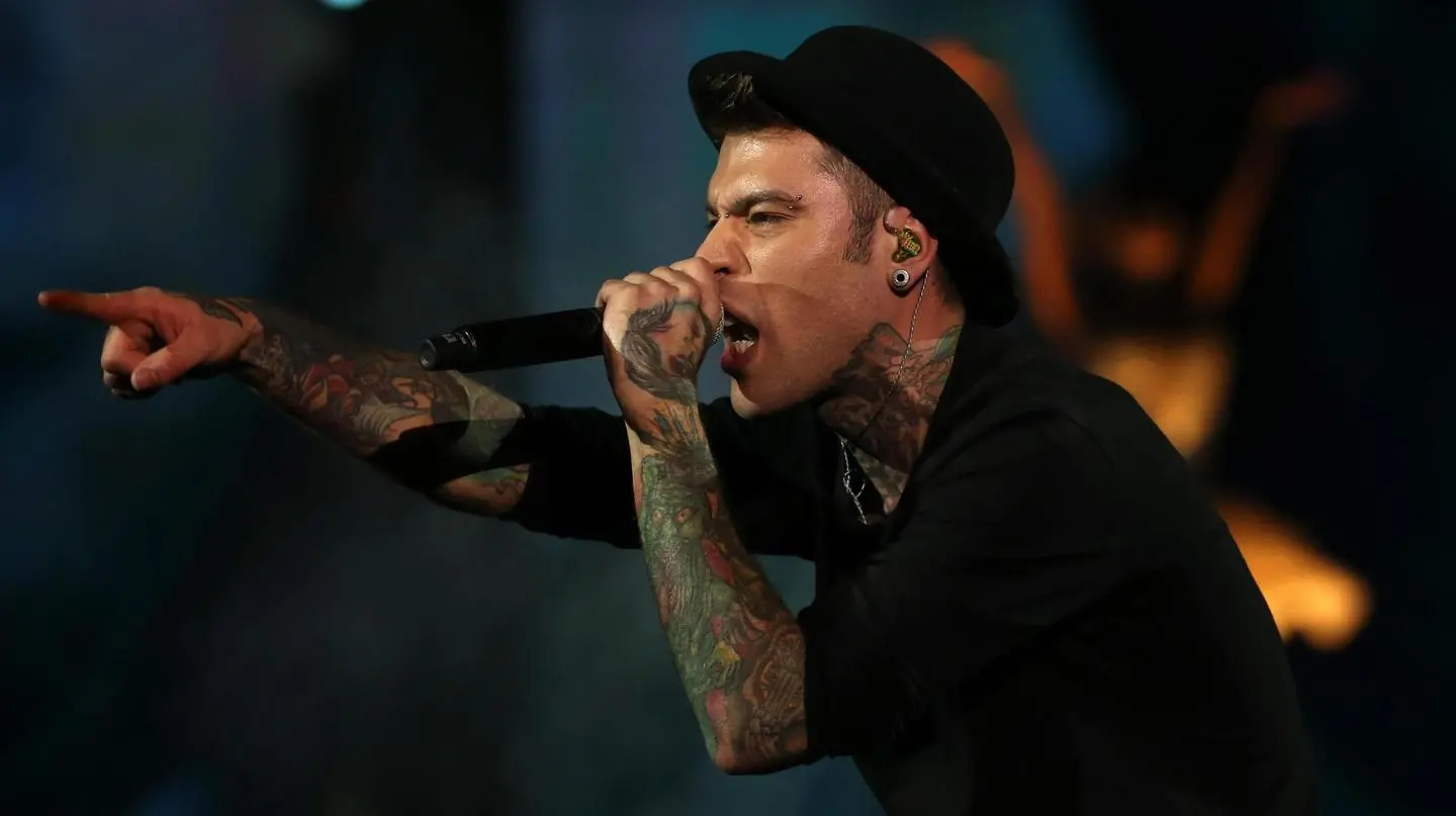 Tatuaggi & strofe «rap», Fedez rivoluziona i messaggi dei Baci Perugina