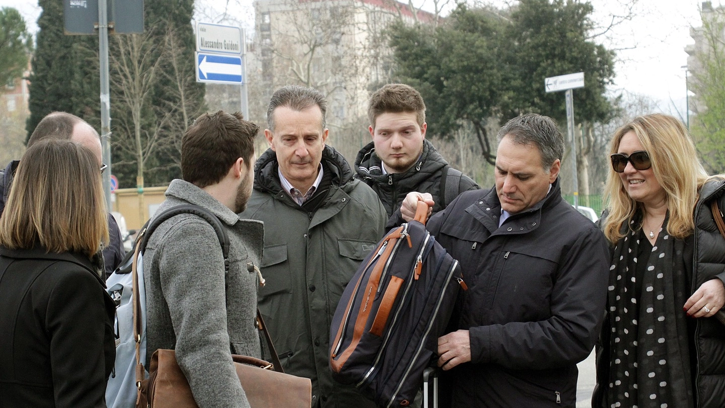 Antonio Logli e il figlio Daniele davanti al tribunale a Firenze  