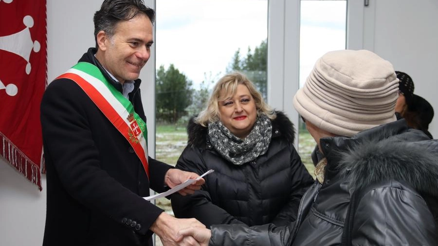 Il sindaco Michele Conti e l'assessore Veronica Poli mentre consegnano un alloggio