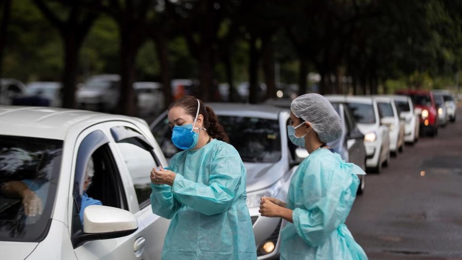 Personale sanitario a un drive through