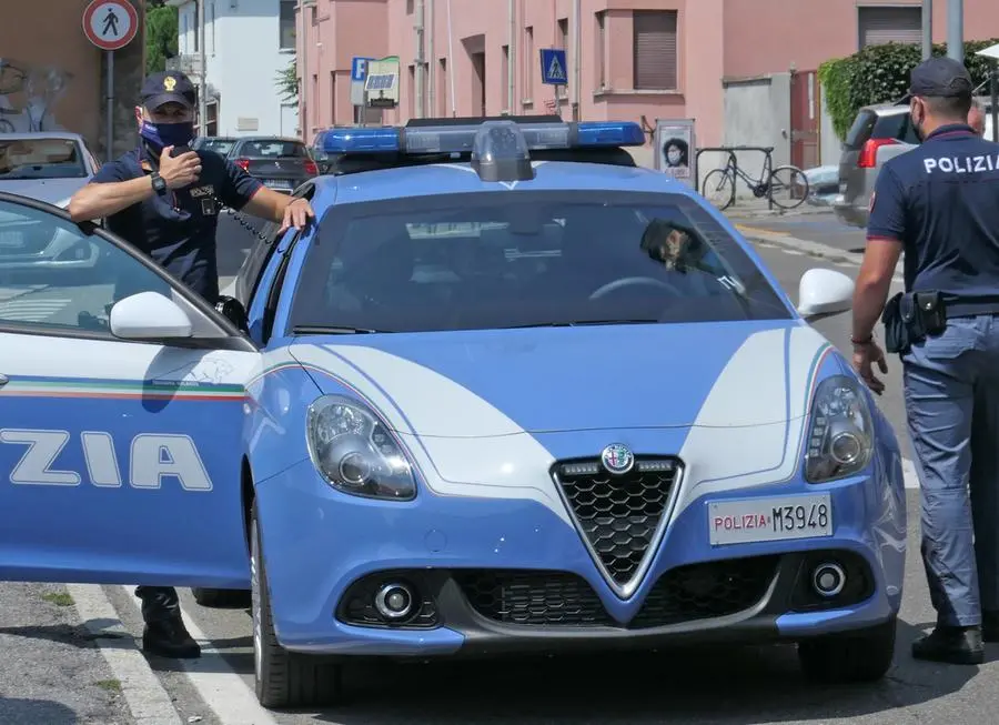 Gira con il lampeggiante blu in auto ma non è un poliziotto