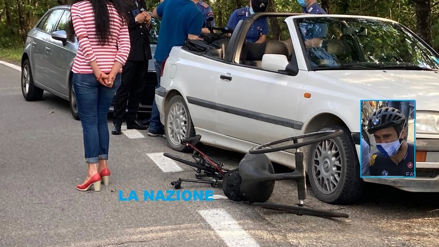 L'handbike dopo l'incidente e nel riquadro il campione