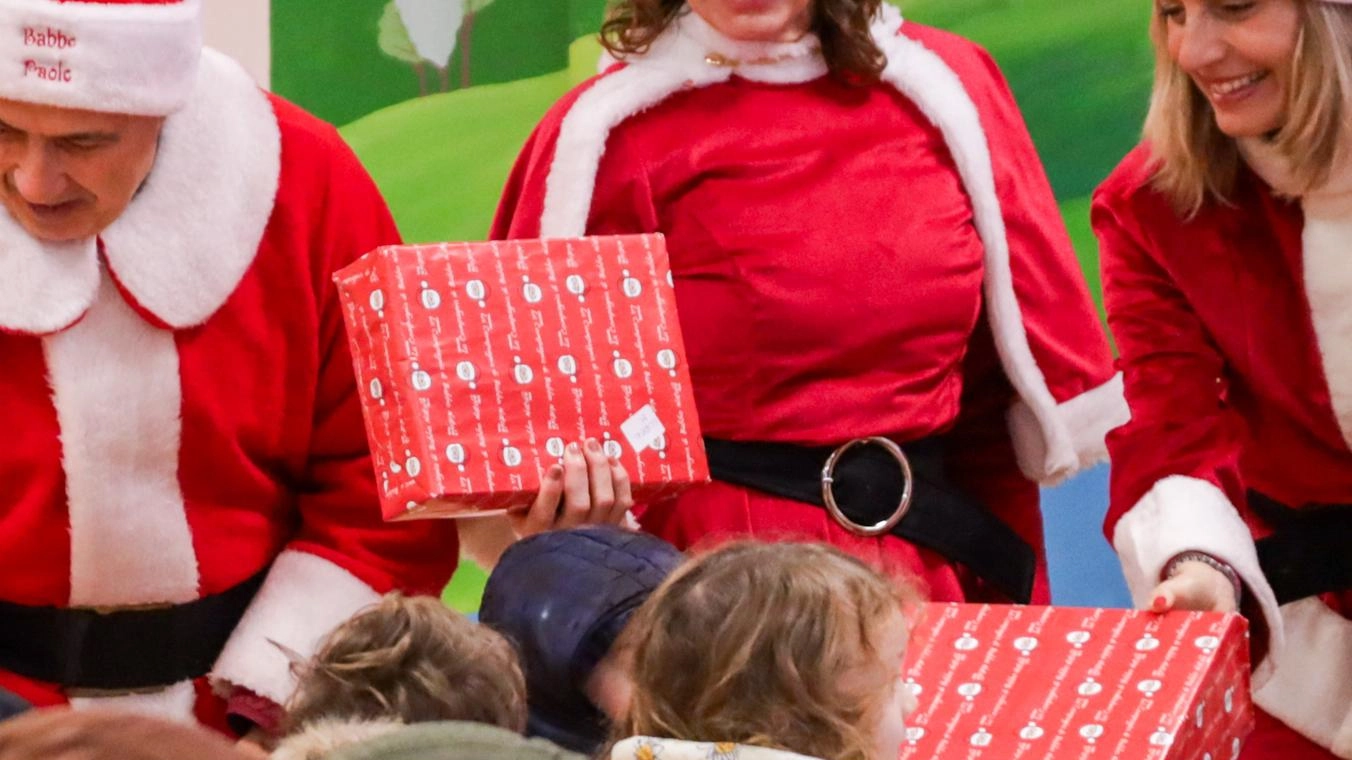 La solidarietà dei Babbo Natale. Donati 180 pacchi alle scuole