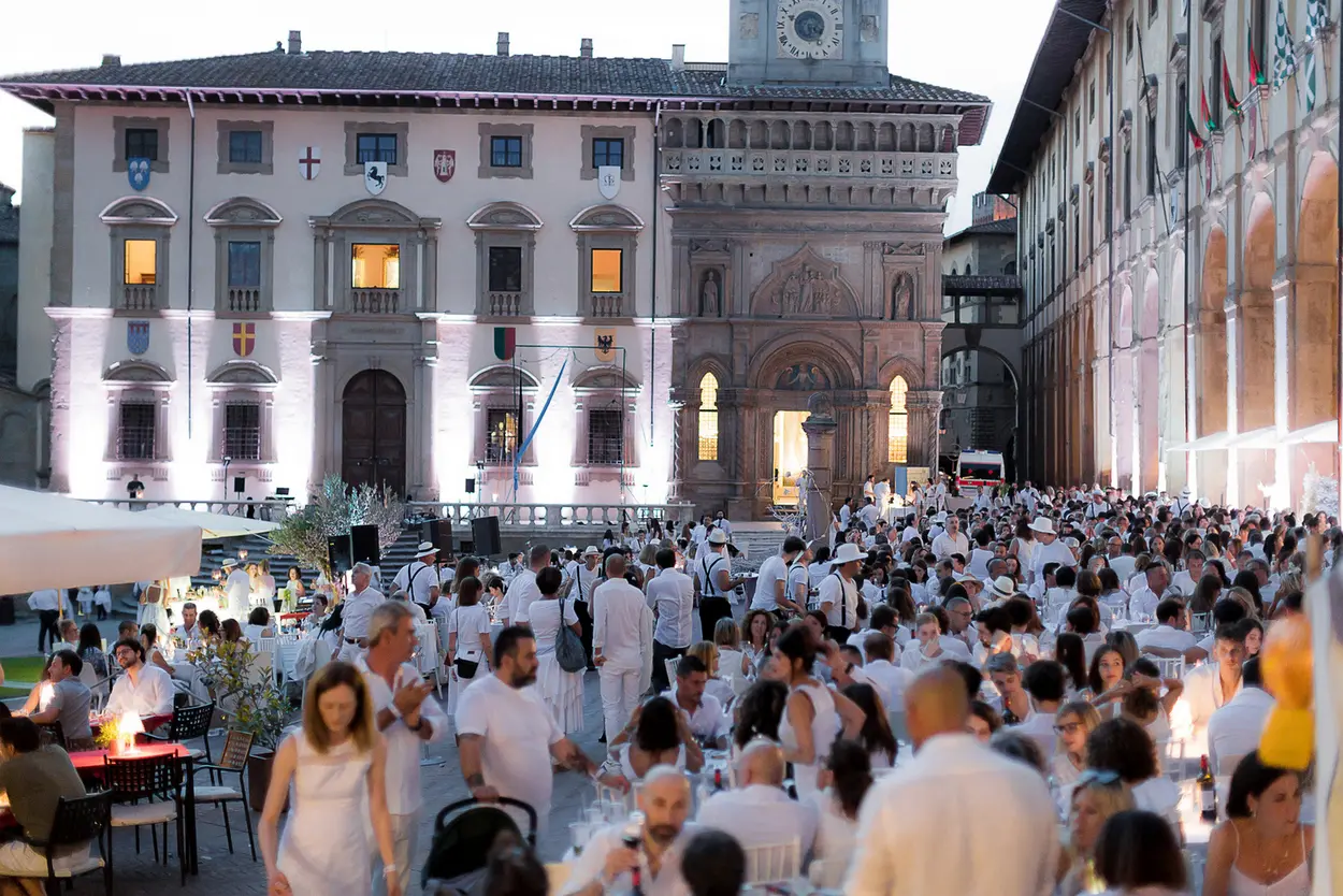 Tutto pronto per la cena bianca in piazza Grande