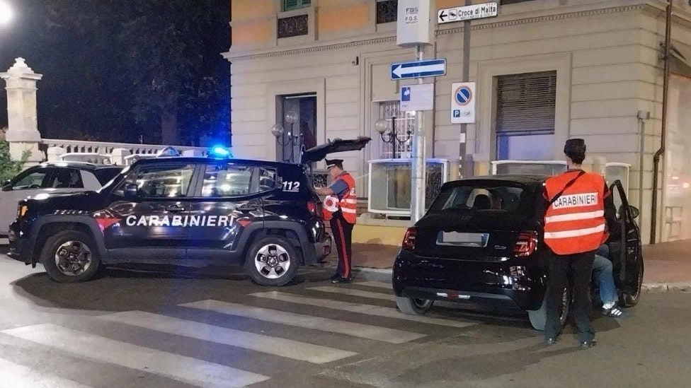 Sassi all'hotel, tre minorenni nei guai