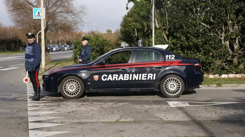 Terni, guida senza patente e nasconde cocaina nell'auto: denunciato