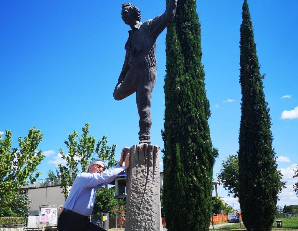 Statua Di Benigni Il Piccolo Diavolo Telefona E Sgarbi Ci Mette Il Veleno