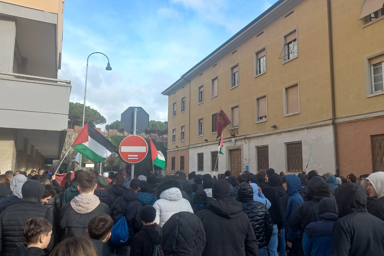 Pisa, gli ultras manifestano sotto la Questura