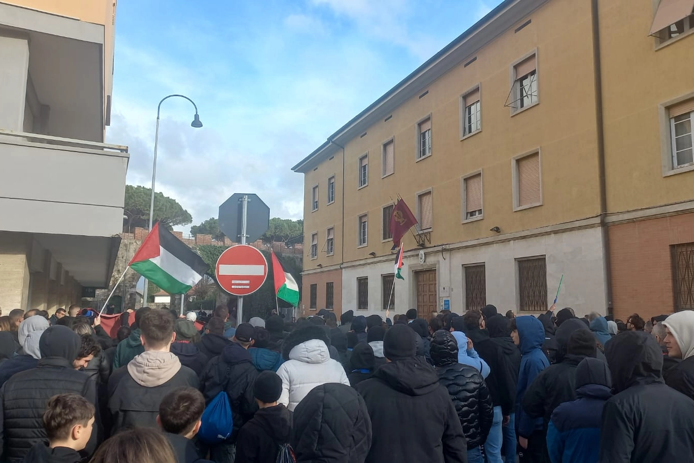 Pisa, gli ultras manifestano sotto la Questura